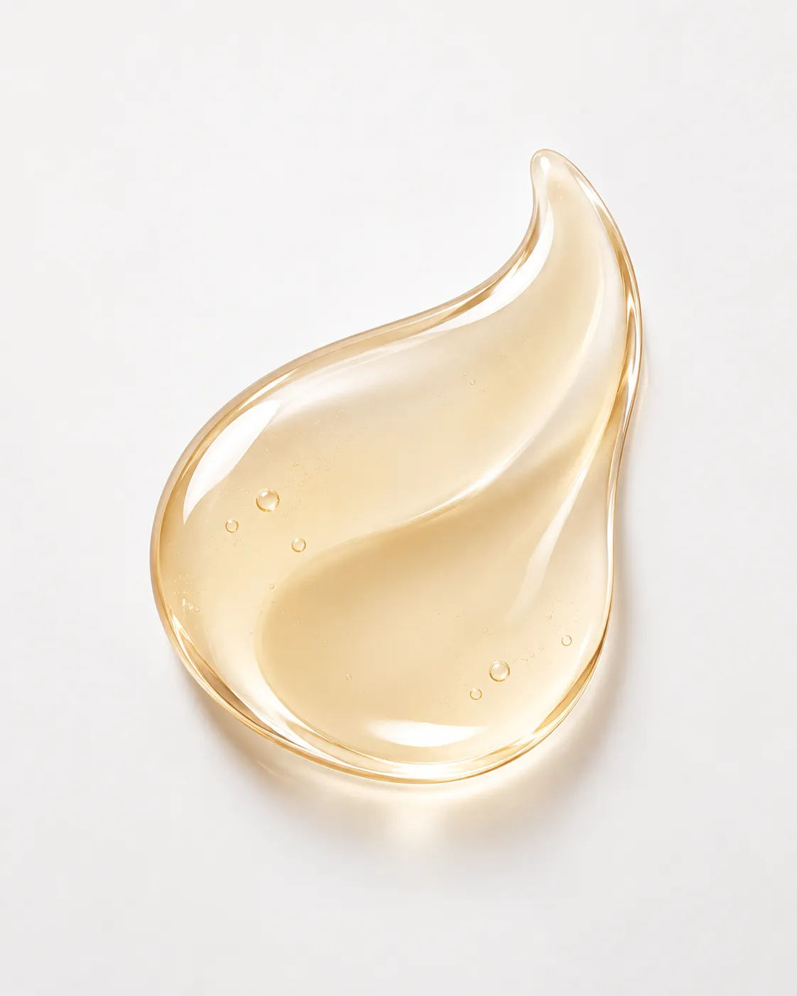 Gota de sérum dorado sobre fondo claro.webp